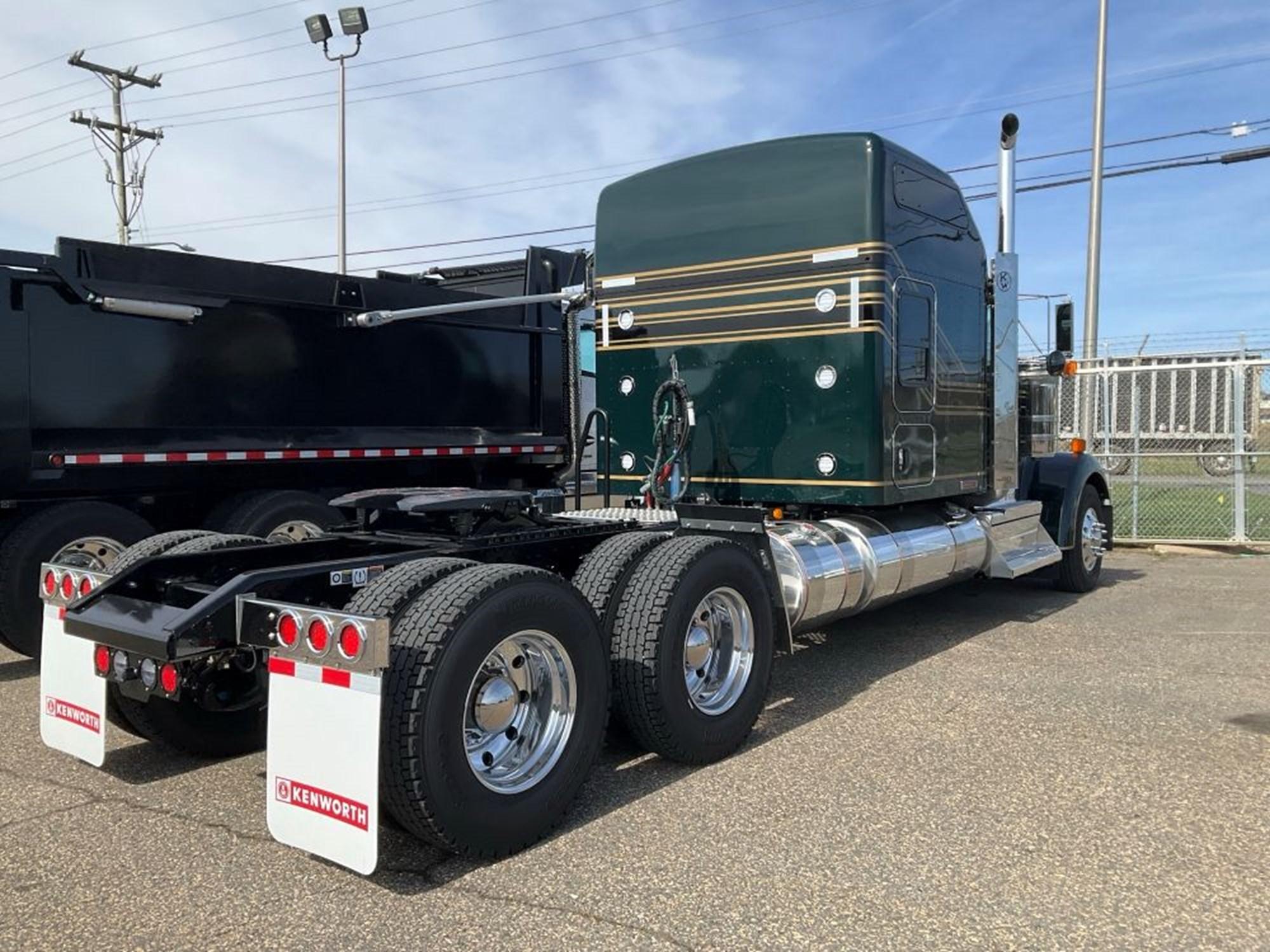 2027 Kenworth W900 in Harrisonburg, VA, VA — photo 5