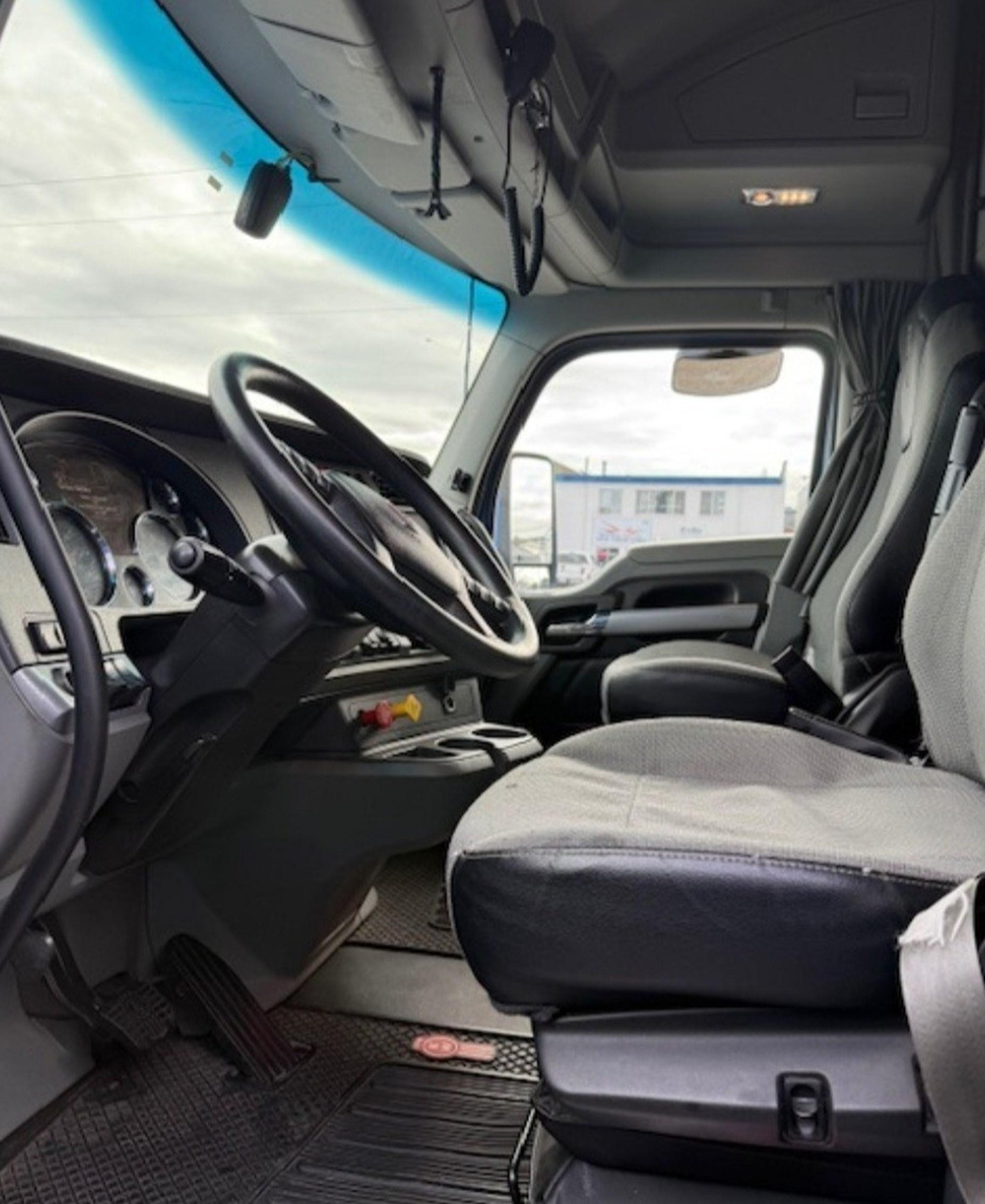 2021 Kenworth T680 in Spokane, WA, WA — photo 6