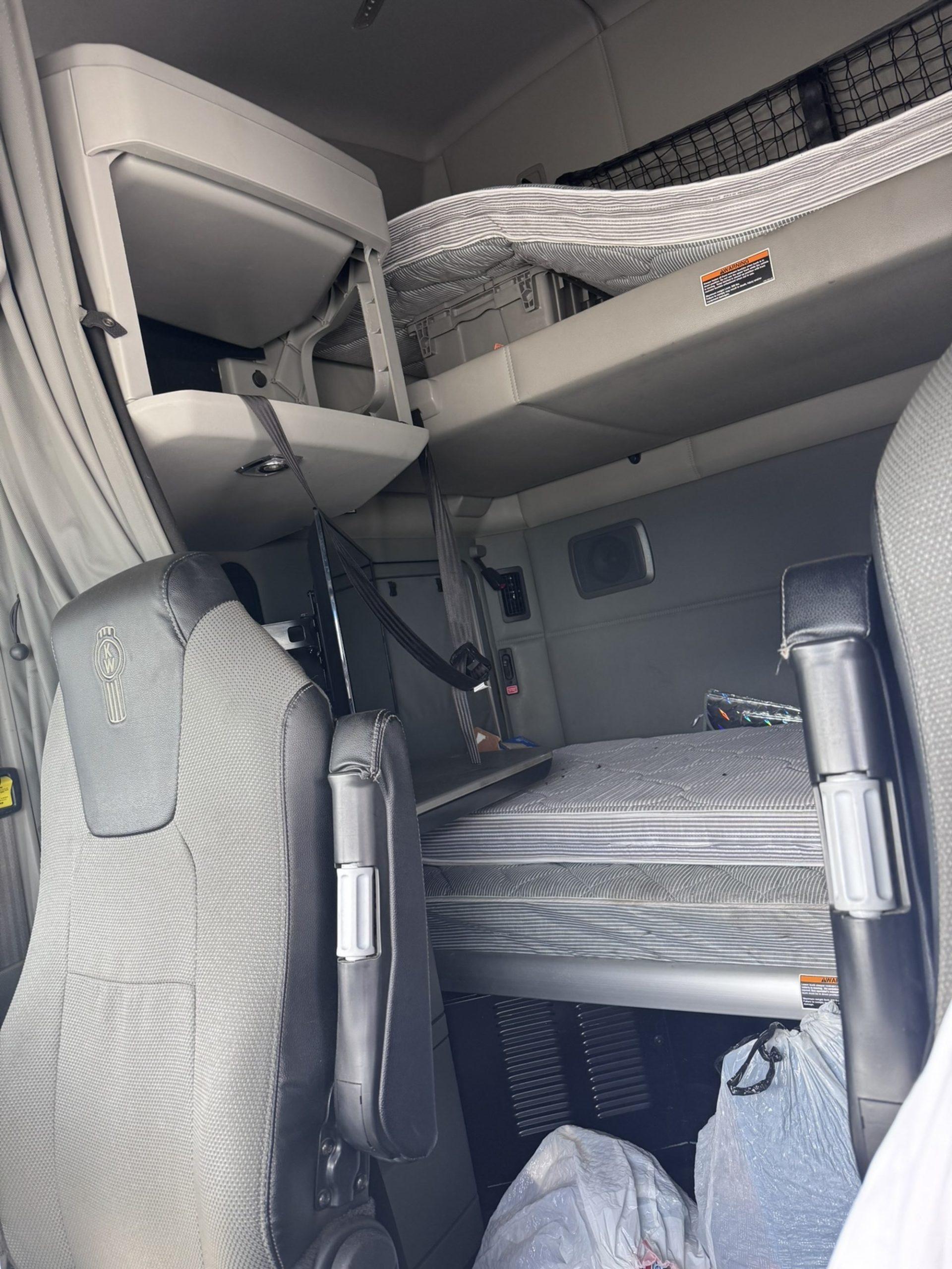 2021 Kenworth T680 in Chesapeake, VA, VA — photo 2