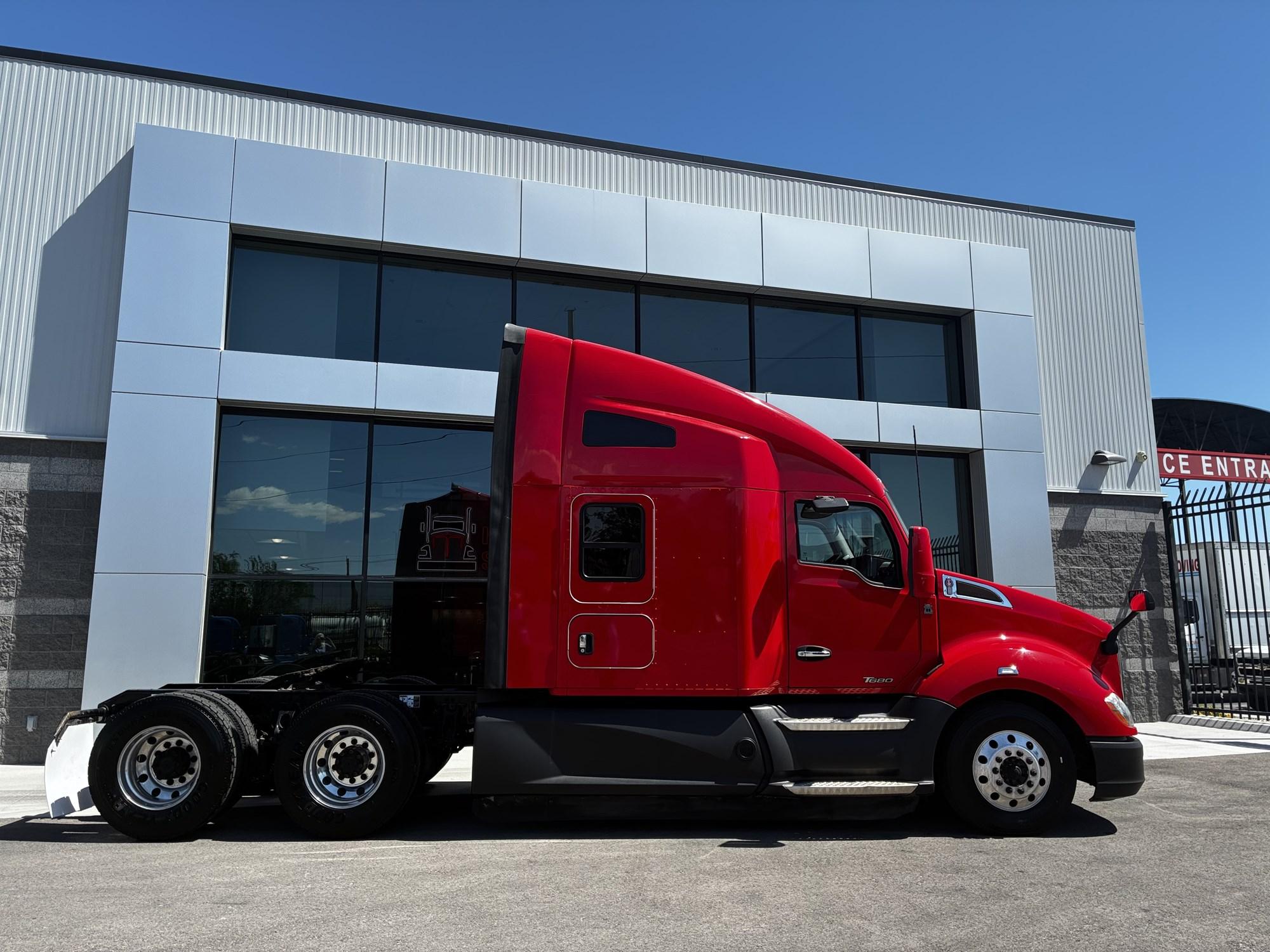 2022 Kenworth T680 in Las Vegas, NV, NV — photo 2