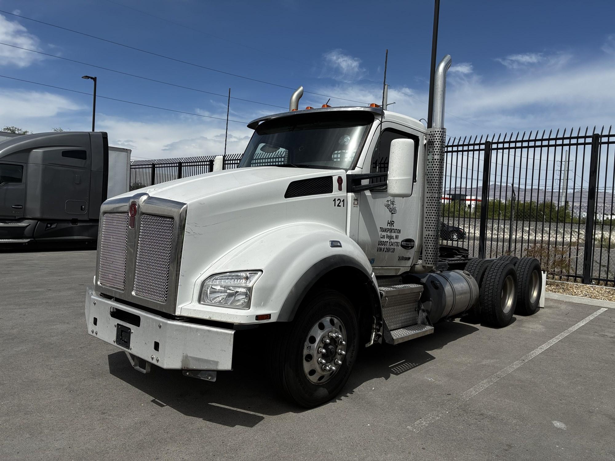 2023 Kenworth T880