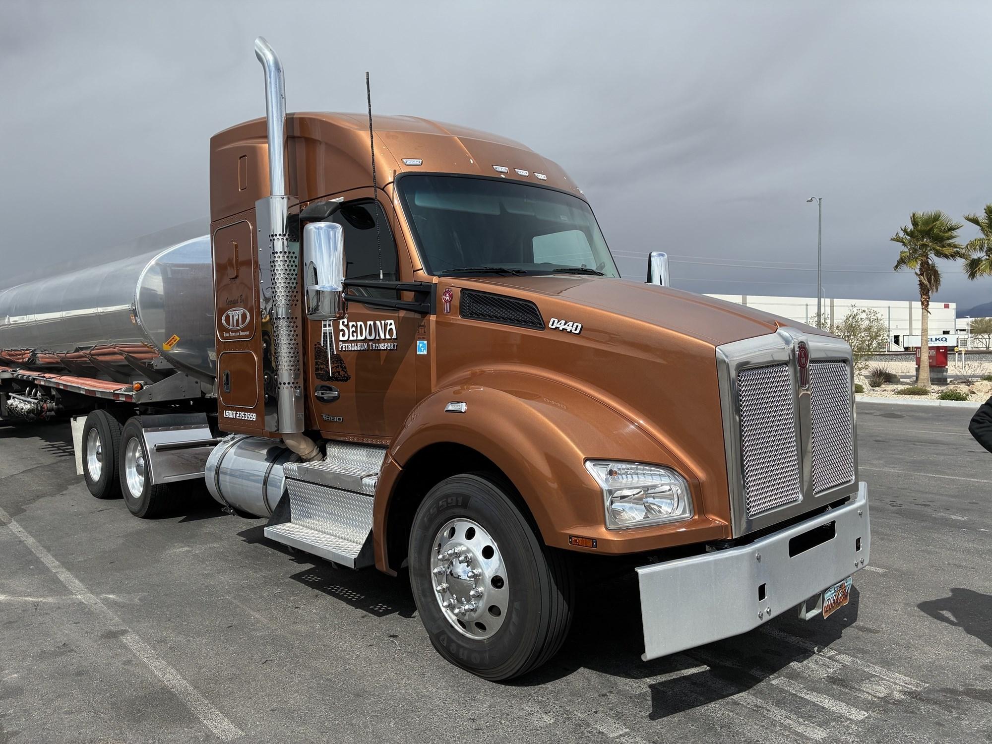2023 Kenworth T880 in Las Vegas, NV, NV — photo 2