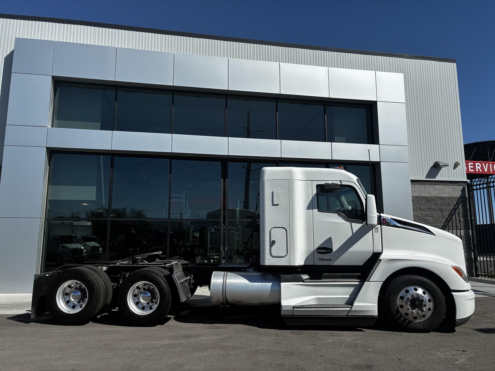 2023 Kenworth T680 in Las Vegas, NV, NV — photo 2