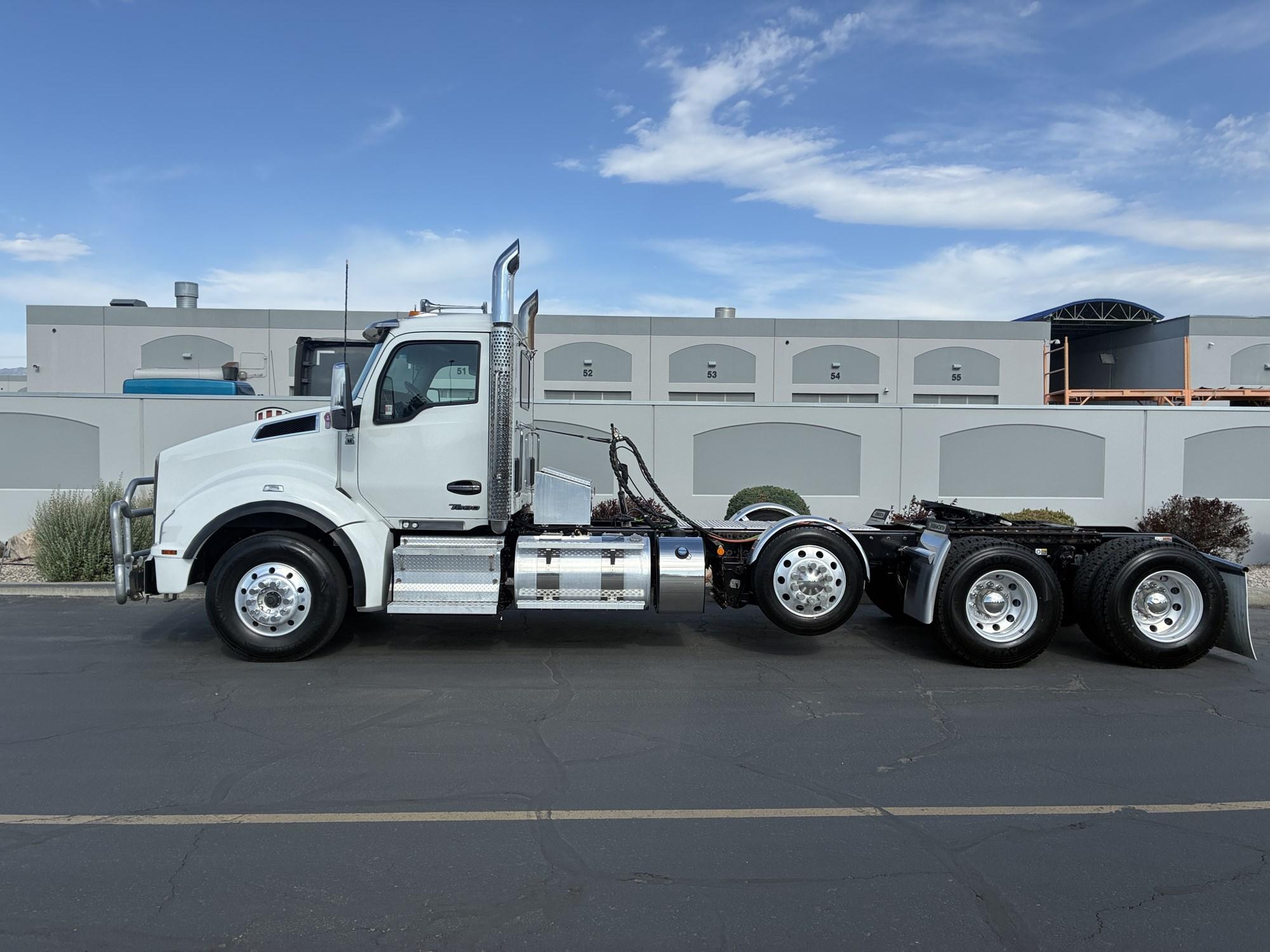 2023 Kenworth T880