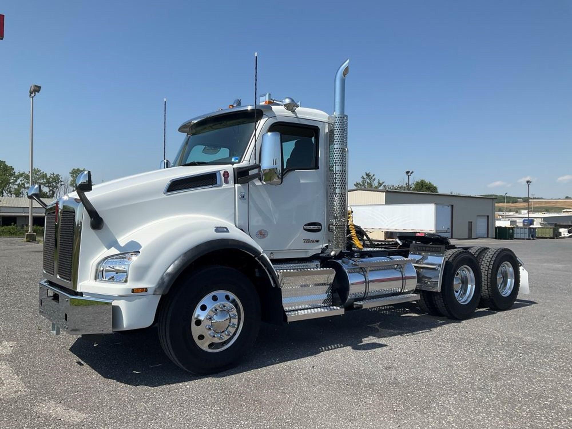 2027 Kenworth T880
