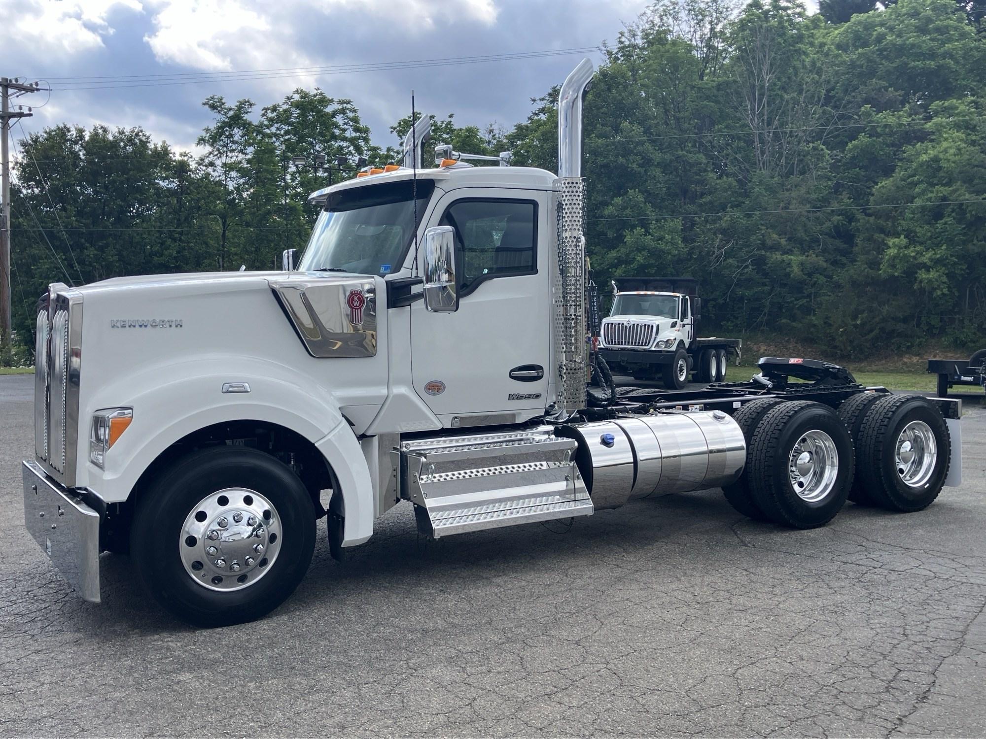 2027 Kenworth W990
