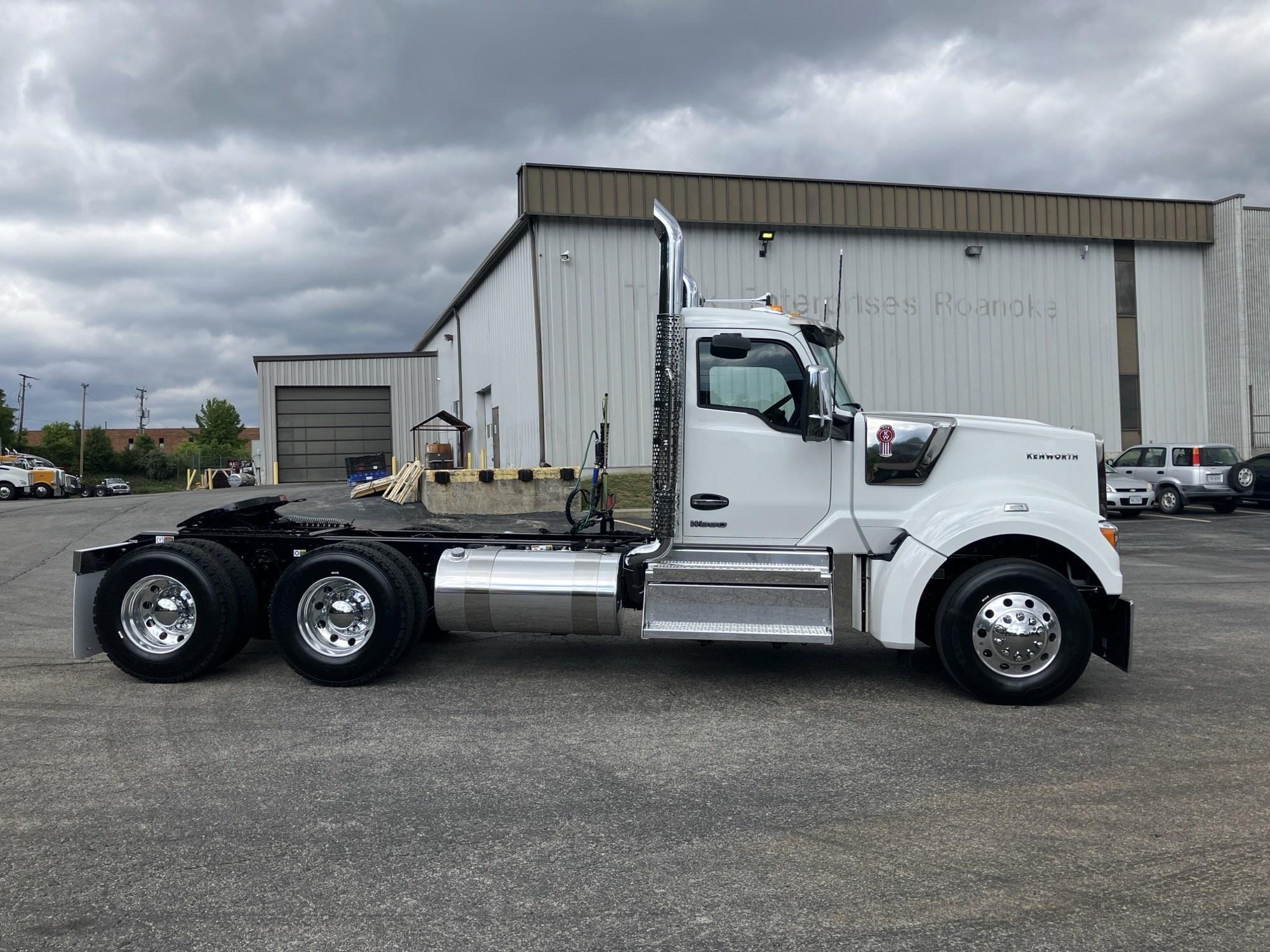 2027 Kenworth W990 in Roanoke, VA, VA — photo 3