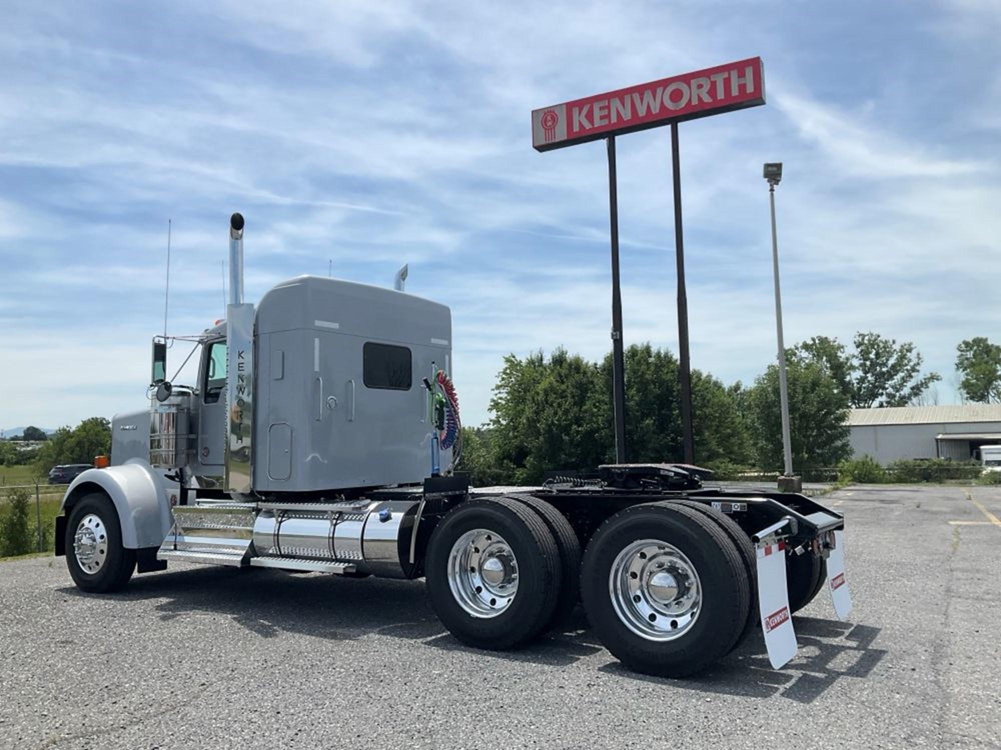 2027 Kenworth W900 in Harrisonburg, VA, VA — photo 4
