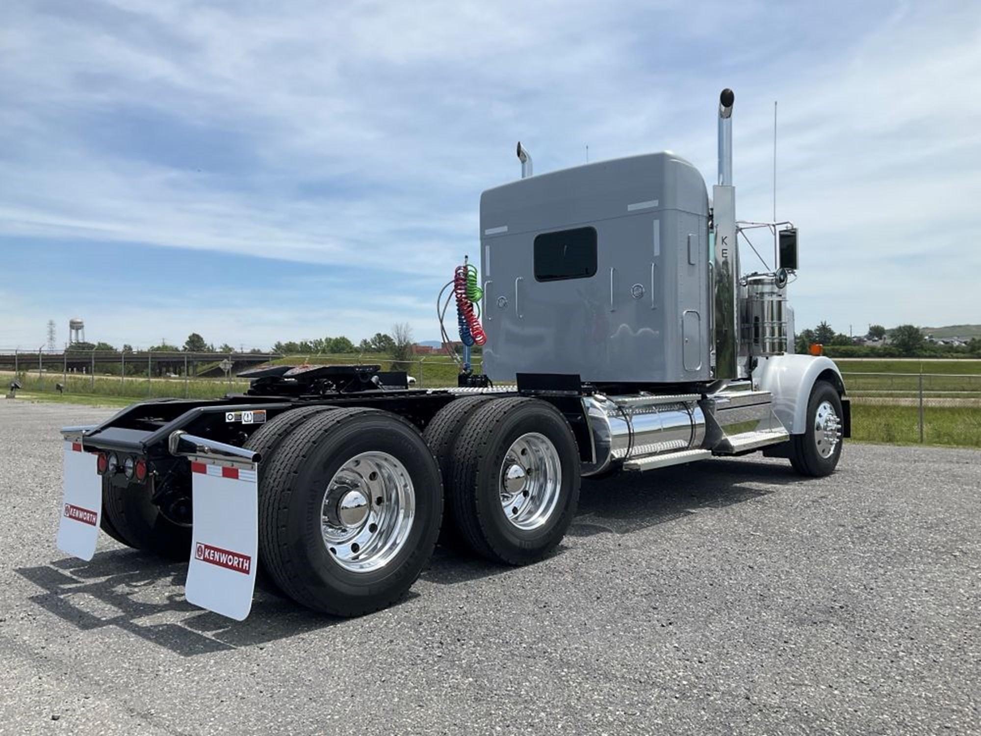 2027 Kenworth W900 in Harrisonburg, VA, VA — photo 5