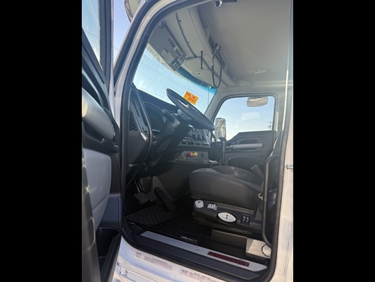 2026 Kenworth T880 in Van Buren, AR — photo 3