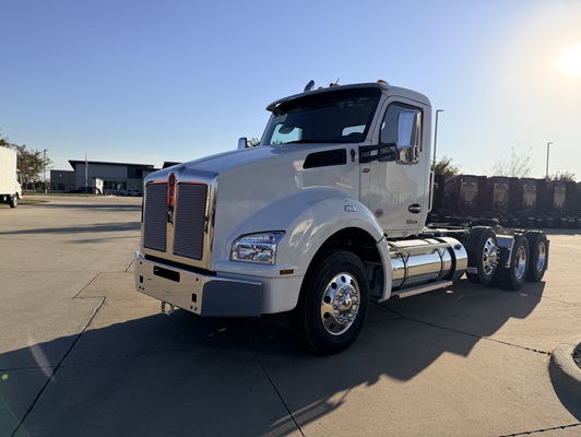2026 Kenworth T880 in Cedar Rapids, IA — photo 2