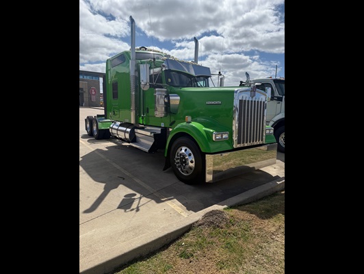 2022 Kenworth W900