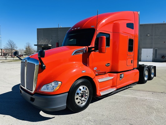 2022 Kenworth T680 in Olathe, KS — photo 2