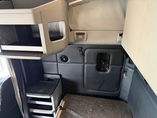 2022 Kenworth T680 in Fort Worth, TX — photo 13