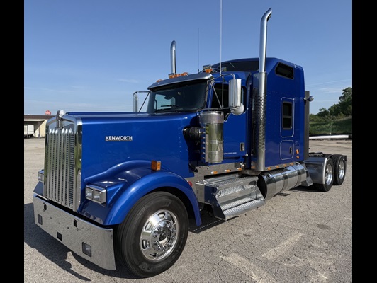2023 Kenworth W900 in Van Buren, AR — photo 2