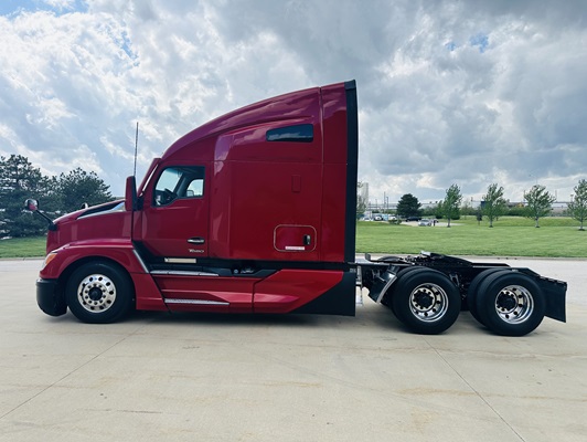 2023 Kenworth T680 in Olathe, KS — photo 10