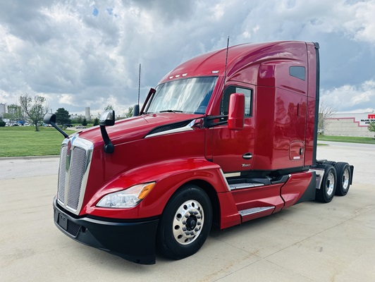 2023 Kenworth T680 in Olathe, KS — photo 2