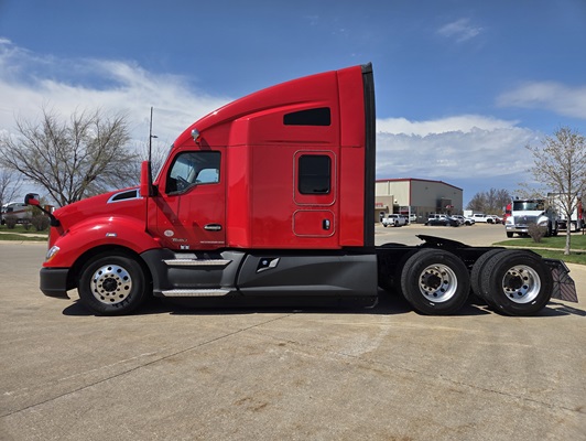 2022 Kenworth T680 in Cedar Rapids, IA — photo 8
