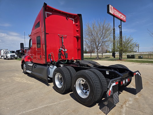 2022 Kenworth T680 in Cedar Rapids, IA — photo 10