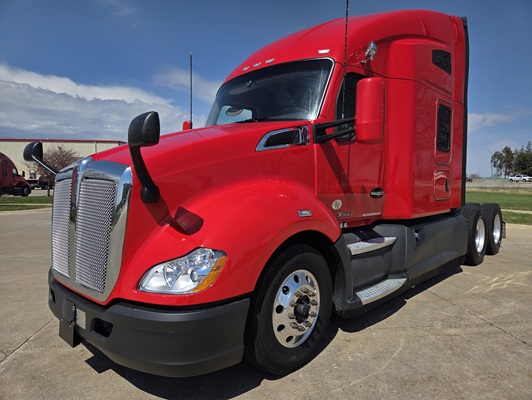2022 Kenworth T680 in Cedar Rapids, IA — photo 2