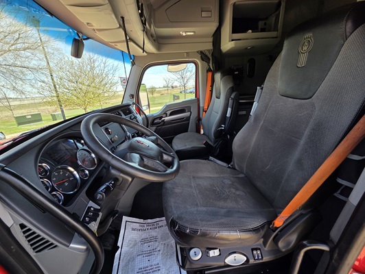 2022 Kenworth T680 in Cedar Rapids, IA — photo 21
