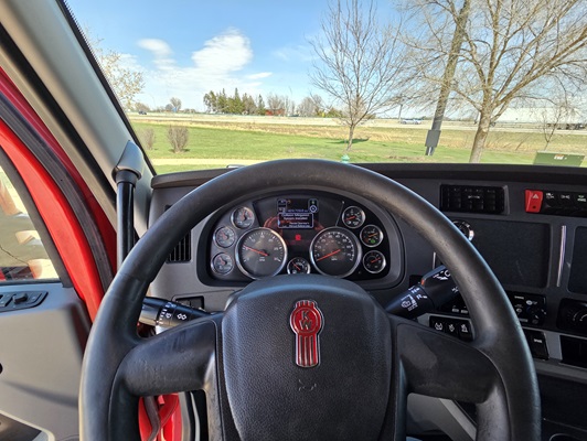2022 Kenworth T680 in Cedar Rapids, IA — photo 22