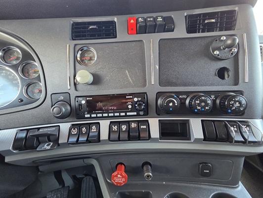 2022 Kenworth T680 in Cedar Rapids, IA — photo 24