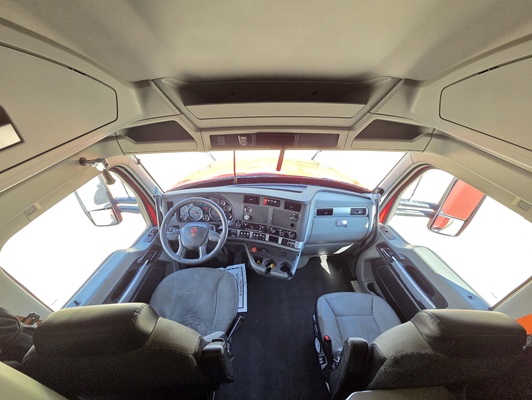 2022 Kenworth T680 in Cedar Rapids, IA — photo 3