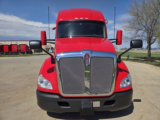 2022 Kenworth T680 in Cedar Rapids, IA — photo 9