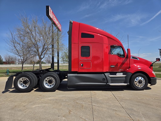 2022 Kenworth T680 in Cedar Rapids, IA — photo 7