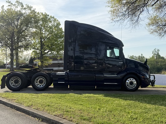 2023 Volvo VNL 760 in Nashville, TN — photo 11