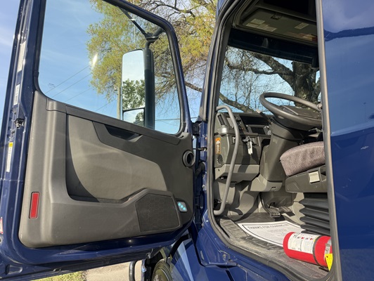 2023 Volvo VNL 760 in Nashville, TN — photo 15