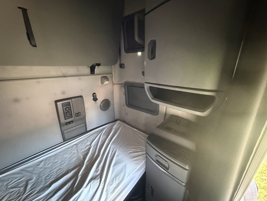 2023 Volvo VNL 760 in Nashville, TN — photo 22