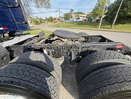2023 Volvo VNL 760 in Nashville, TN — photo 4