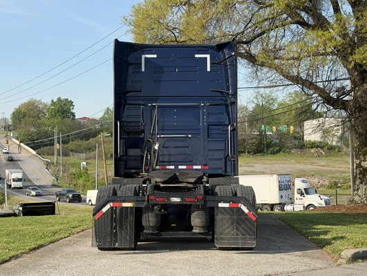 2023 Volvo VNL 760 in Nashville, TN — photo 5