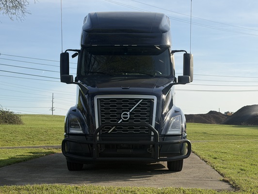 2023 Volvo VNL 760 in Nashville, TN — photo 8