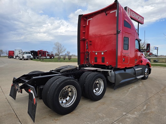 2022 Kenworth T680 in Cedar Rapids, IA — photo 10
