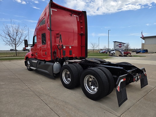 2022 Kenworth T680 in Cedar Rapids, IA — photo 11