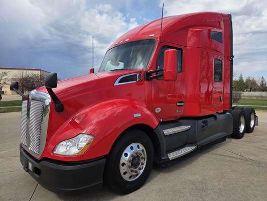 2022 Kenworth T680 in Cedar Rapids, IA — photo 2