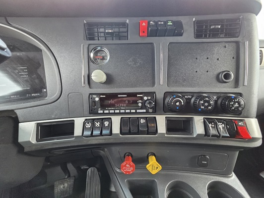 2022 Kenworth T680 in Cedar Rapids, IA — photo 23