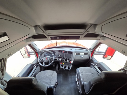 2022 Kenworth T680 in Cedar Rapids, IA — photo 3
