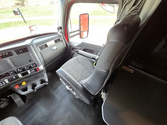 2022 Kenworth T680 in Cedar Rapids, IA — photo 30