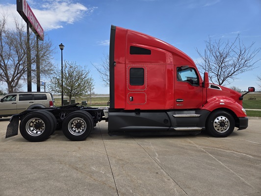2022 Kenworth T680 in Cedar Rapids, IA — photo 7