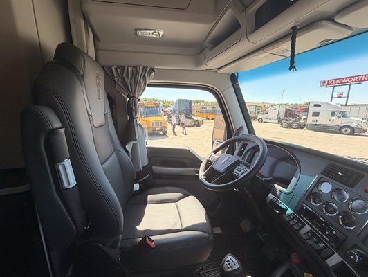 2027 Kenworth T680 in Kansas City, MO — photo 3