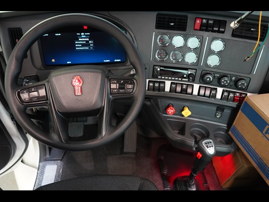 2027 Kenworth T880 in Columbia, MO — photo 2