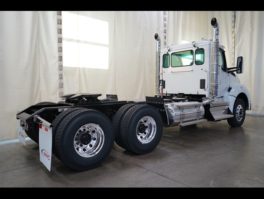2027 Kenworth T880 in Columbia, MO — photo 4