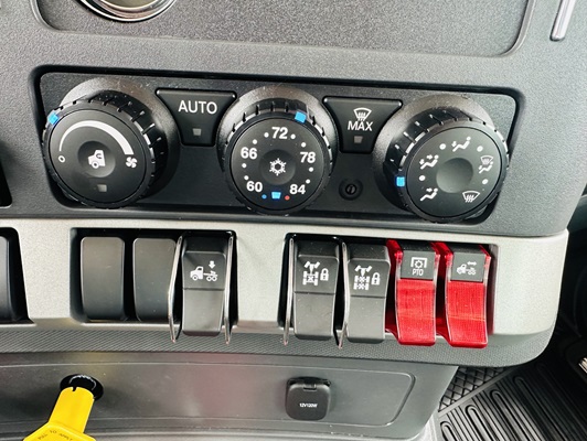 2027 Kenworth T880 in Olathe, KS — photo 32