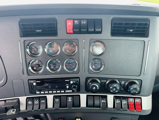 2027 Kenworth T880 in Olathe, KS — photo 40
