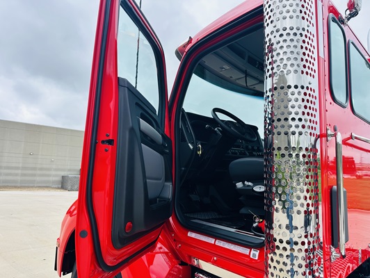 2027 Kenworth T880 in Olathe, KS — photo 44