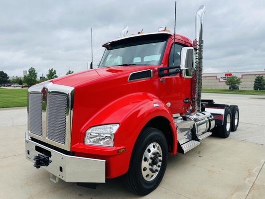 2027 Kenworth T880 in Olathe, KS — photo 2